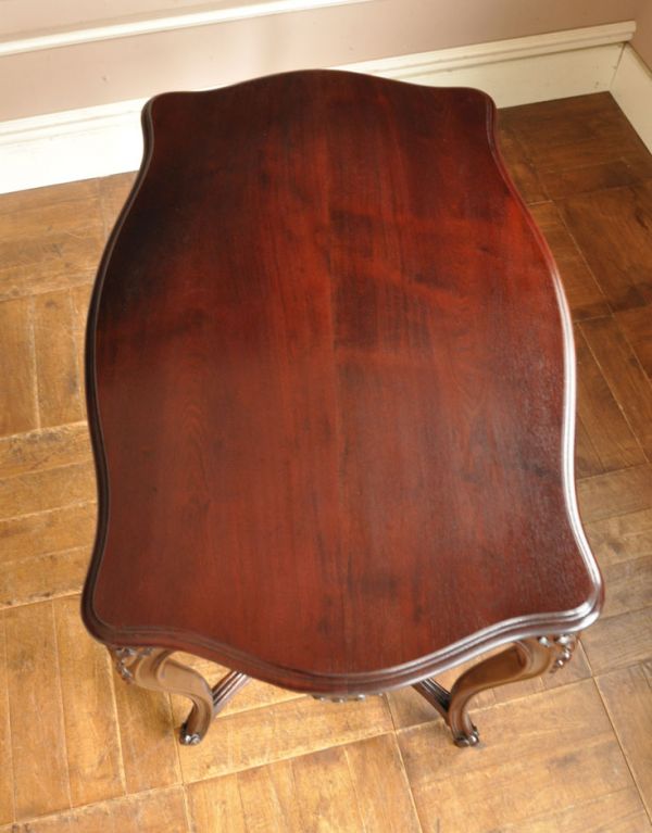 ロイドテーブル　アンティーク家具　アンティークの英国家具、彫がたっぷりのオケージョナルテーブル 。流れるような木目が美しいです。(q-481-f)
