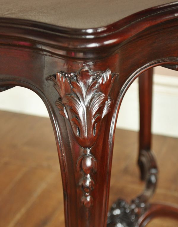 ロイドテーブル　アンティーク家具　アンティークの英国家具、彫がたっぷりのオケージョナルテーブル 。とても美しい彫です。(q-481-f)
