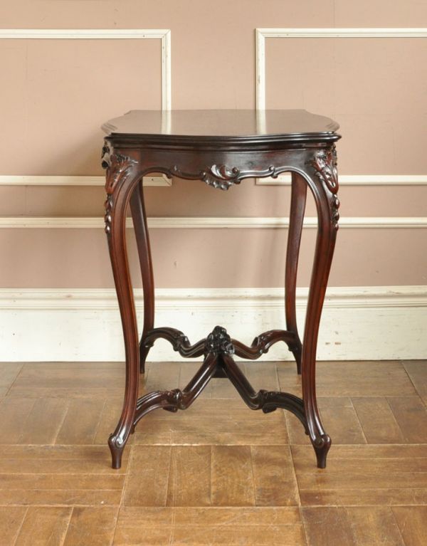 ロイドテーブル　アンティーク家具　アンティークの英国家具、彫がたっぷりのオケージョナルテーブル 。メンテナンスしていますので、届いたその日からお使いいただけます。(q-481-f)