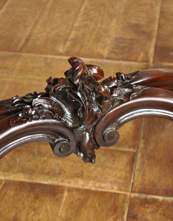 ロイドテーブル　アンティーク家具　アンティークの英国家具、彫がたっぷりのオケージョナルテーブル 。脚の支えの中央には、美しい飾りが。(q-481-f)