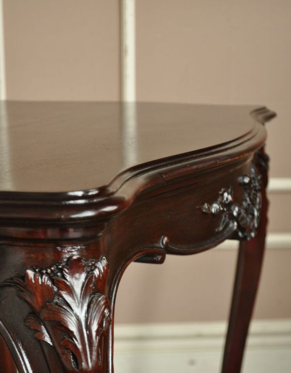 ロイドテーブル　アンティーク家具　アンティークの英国家具、彫がたっぷりのオケージョナルテーブル 。ゆらゆらカットされた縁もキレイです。(q-481-f)