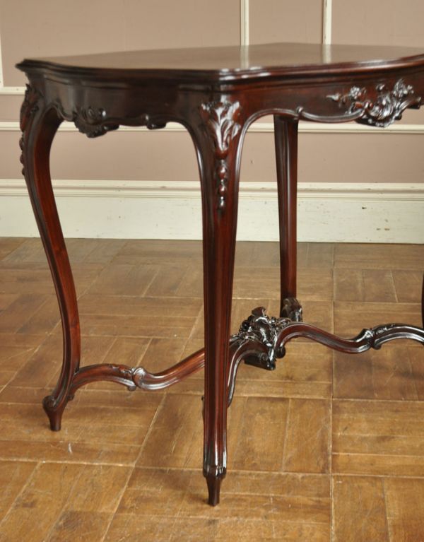 ロイドテーブル　アンティーク家具　アンティークの英国家具、彫がたっぷりのオケージョナルテーブル 。脚先までエレガントに仕上がっています。(q-481-f)