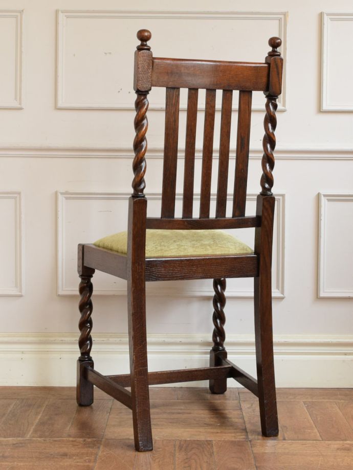 アンティークチェアの後ろ姿