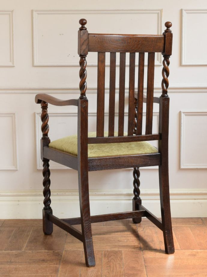 アンティークチェアの後ろ姿