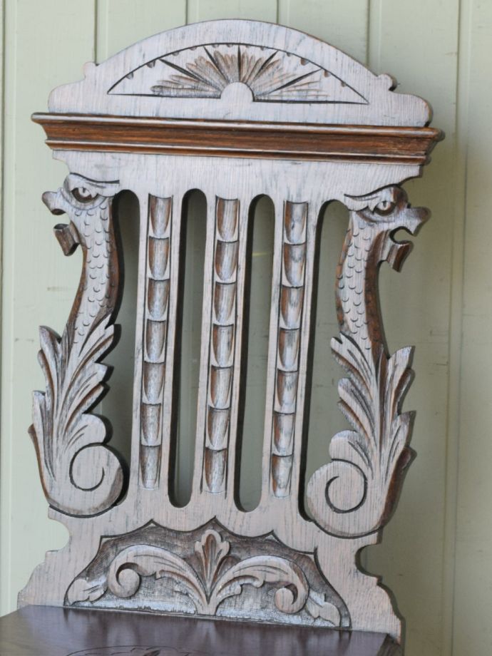 背もたれが美しいアンティークの椅子