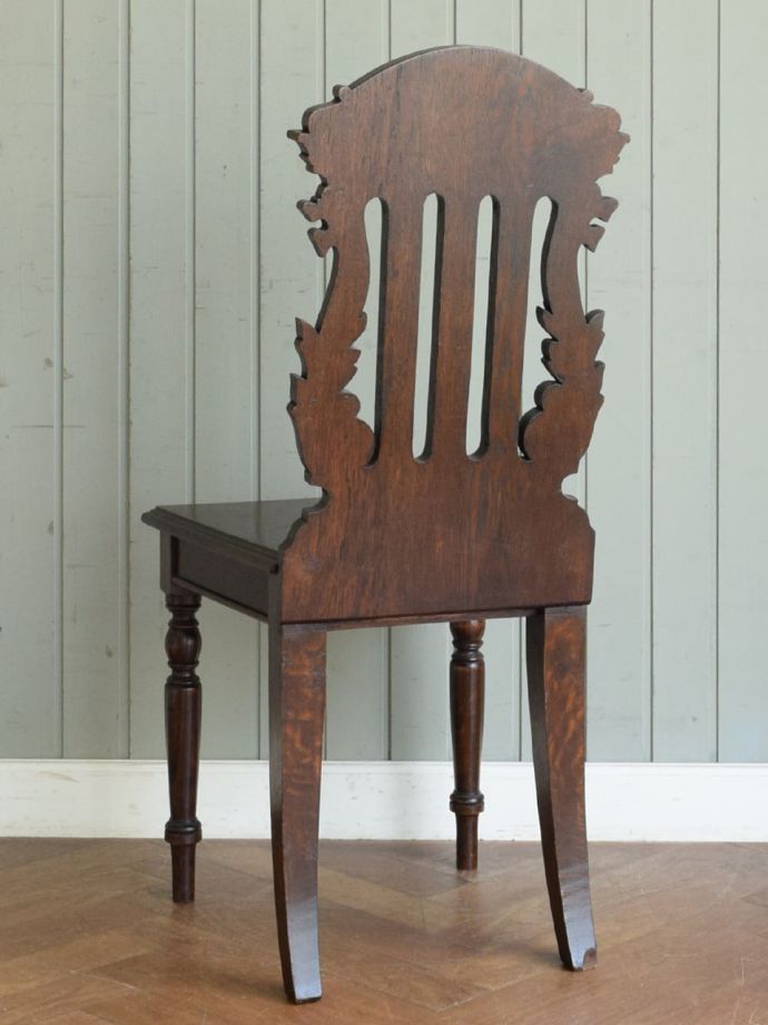 アンティークチェアの後ろ姿