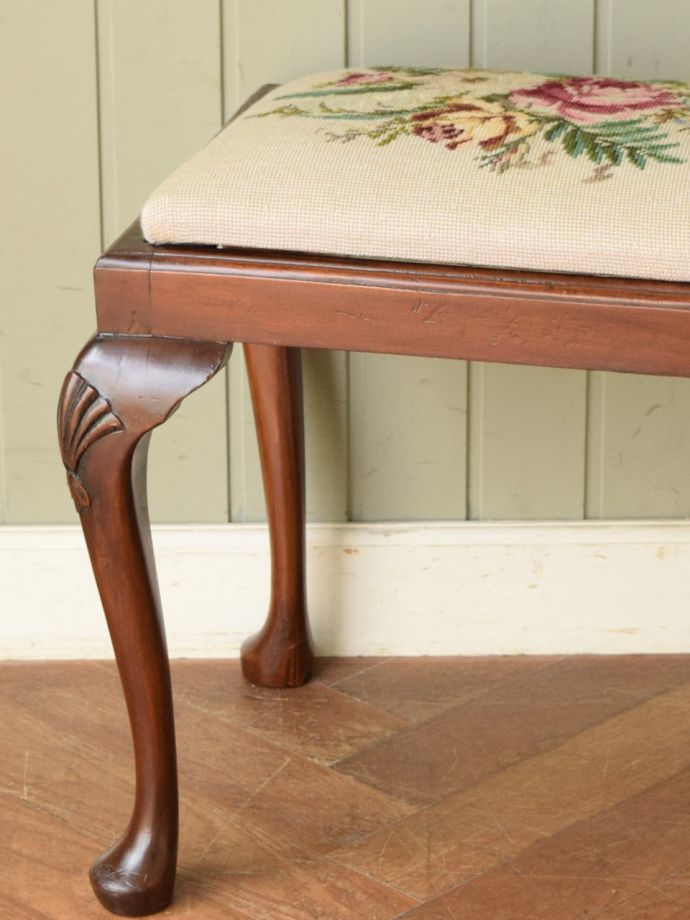 アンティークの椅子らしい美しい装飾