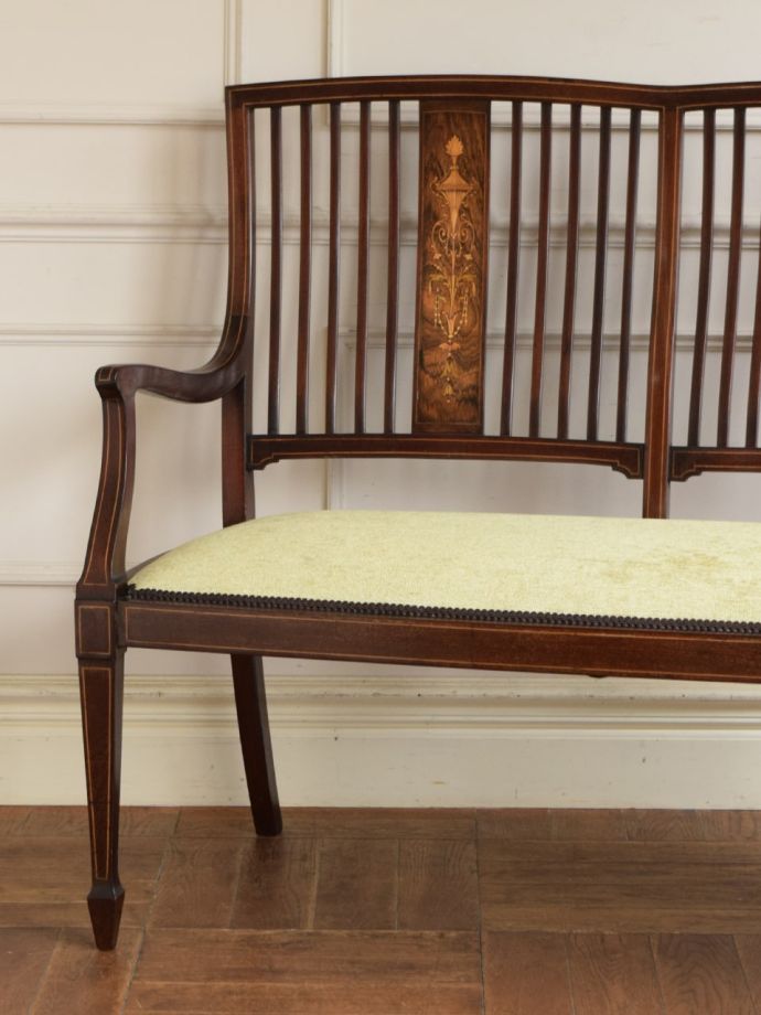 背もたれが美しいアンティークの椅子