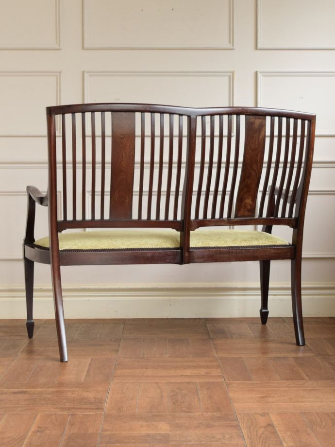 アンティークのセティの後ろ姿