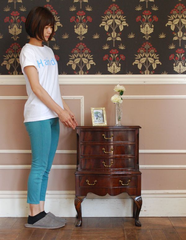 アンティーク家具　高級感のあるアンティーク家具、英国の小さなチェスト。高級感があって女性らしい優しいシルエット。(q-487-f)