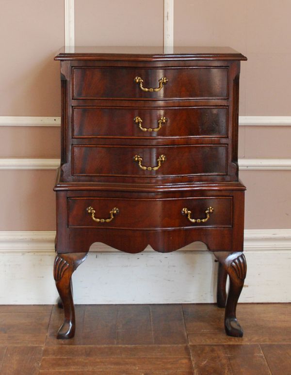 アンティーク家具　高級感のあるアンティーク家具、英国の小さなチェスト。品のある色合いと木目です。(q-487-f)