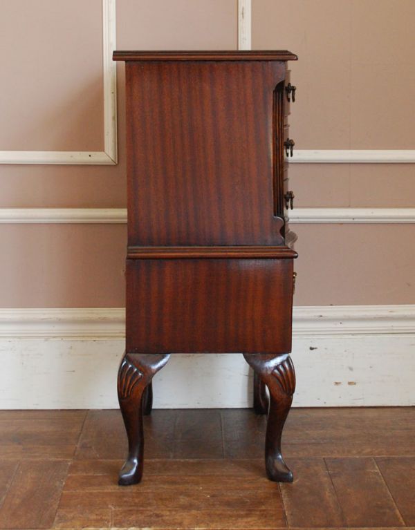 アンティーク家具　高級感のあるアンティーク家具、英国の小さなチェスト。サイドから見ても絵になります。(q-487-f)