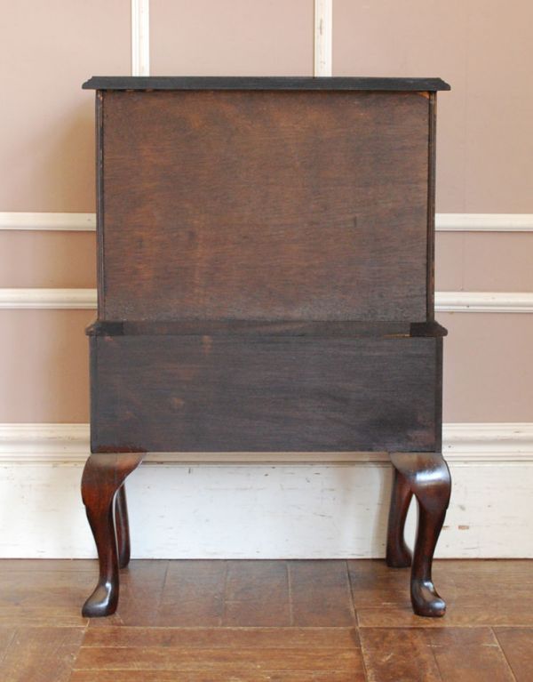 アンティーク家具　高級感のあるアンティーク家具、英国の小さなチェスト。しっかりメンテナンスしているので、裏側もキレイです。(q-487-f)