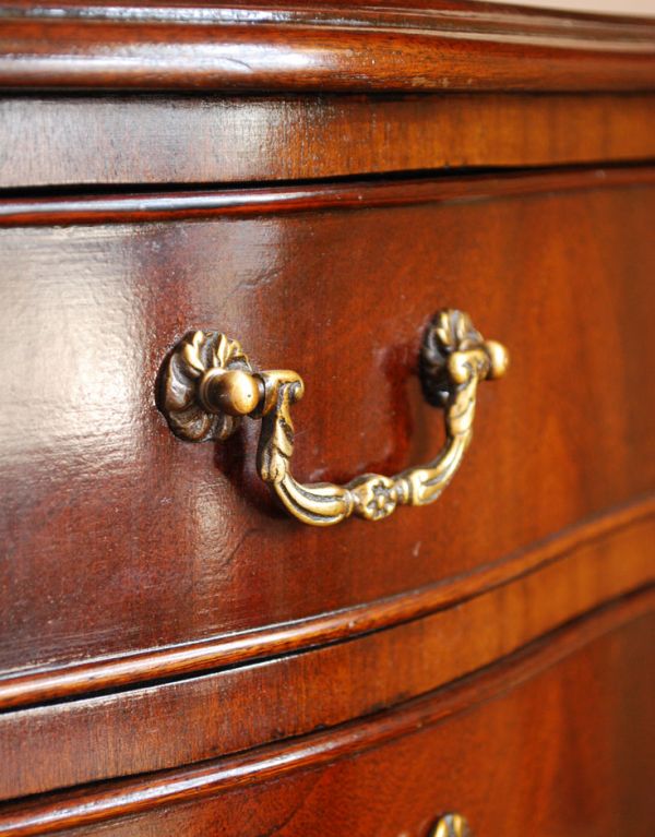 アンティーク家具　高級感のあるアンティーク家具、英国の小さなチェスト。アンティークの装飾がオシャレな取っ手です。(q-487-f)