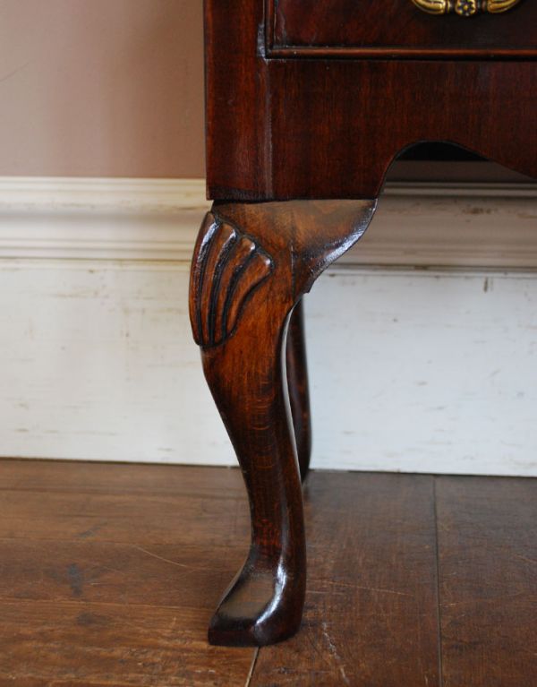 アンティーク家具　高級感のあるアンティーク家具、英国の小さなチェスト。彫がキレイな脚です。(q-487-f)