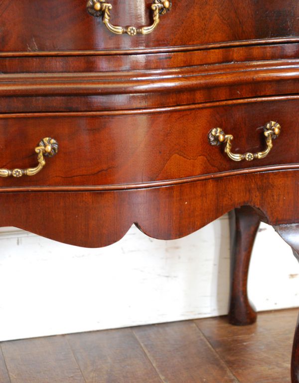 アンティーク家具　高級感のあるアンティーク家具、英国の小さなチェスト。下に優雅なカッティングの装飾があります。(q-487-f)