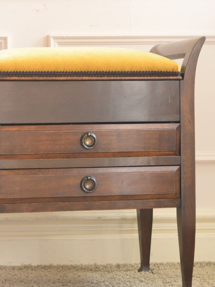 アンティークの椅子らしい美しい装飾