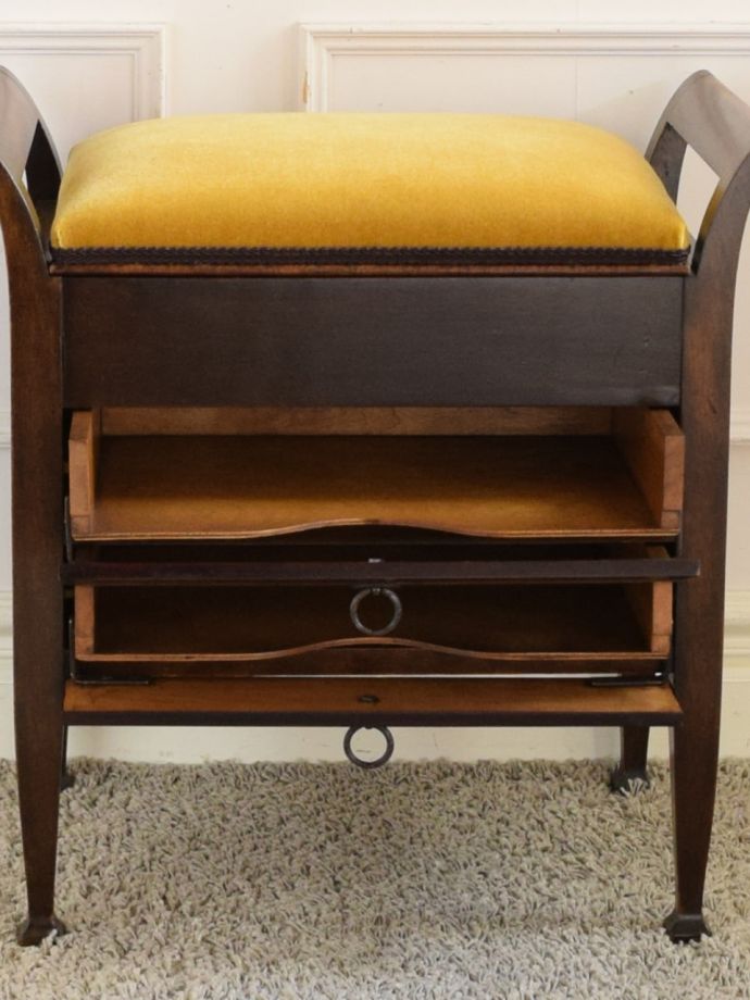 アンティークスツールの中