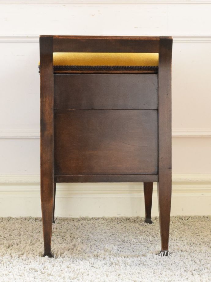 アンティークスツールの側面