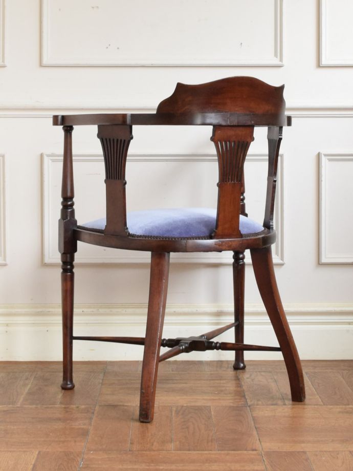 アンティークのコーナーチェアの後ろ姿