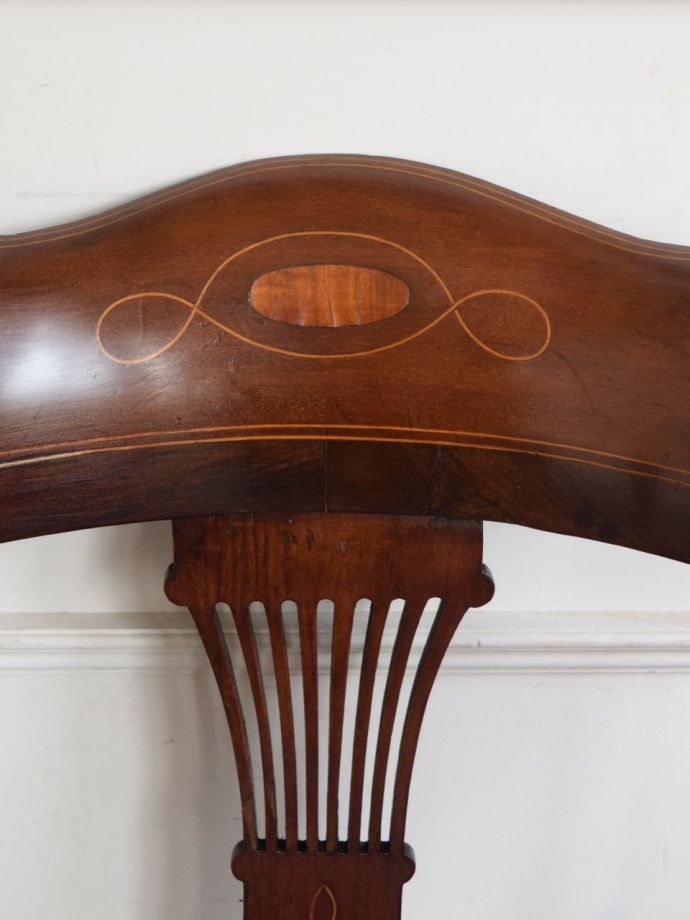 英国アンティーク家具らしい装飾