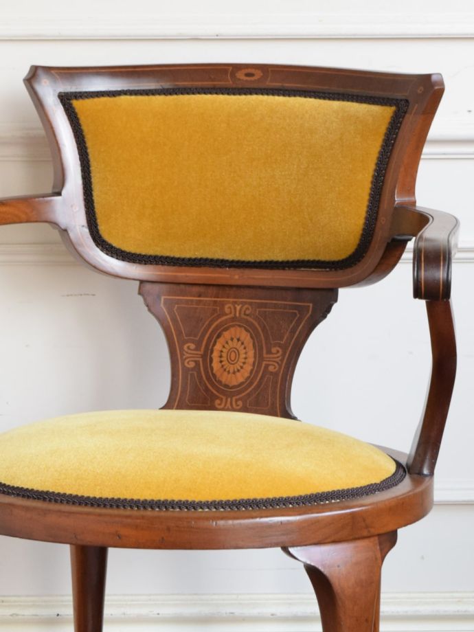 背もたれが美しいアンティークの椅子