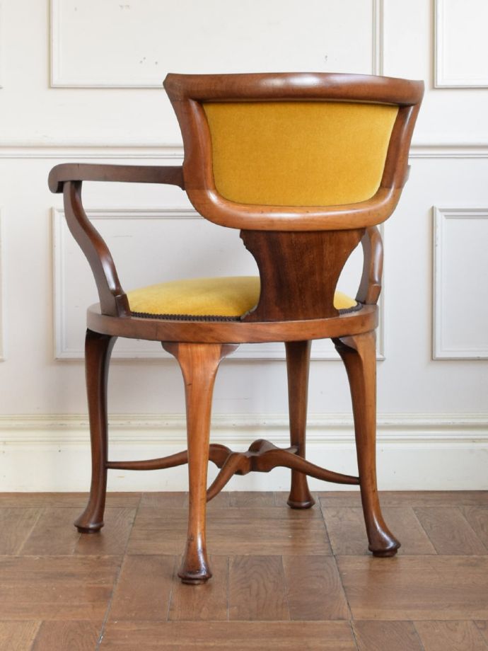 アンティークのサロンチェアの後ろ姿