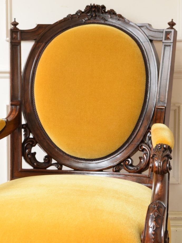 背もたれが美しいアンティークの椅子