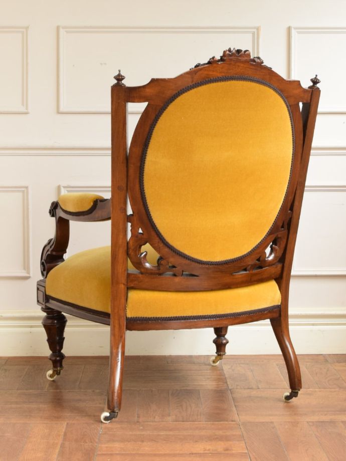 アンティークのパーソナルチェアの後ろ姿