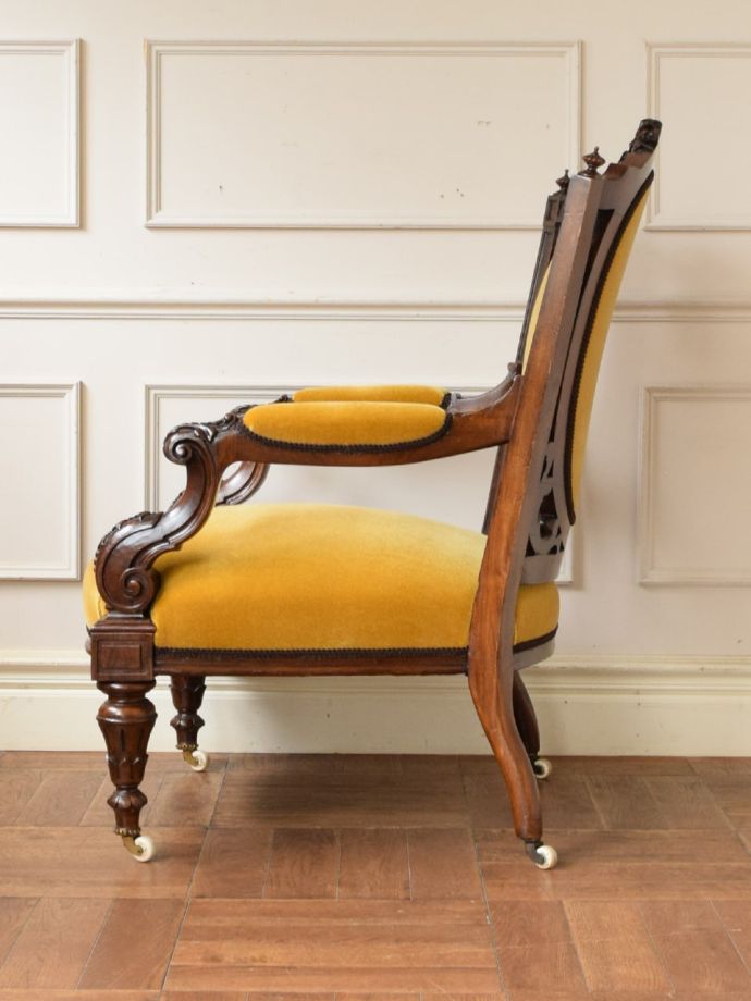 アンティークの椅子の側面