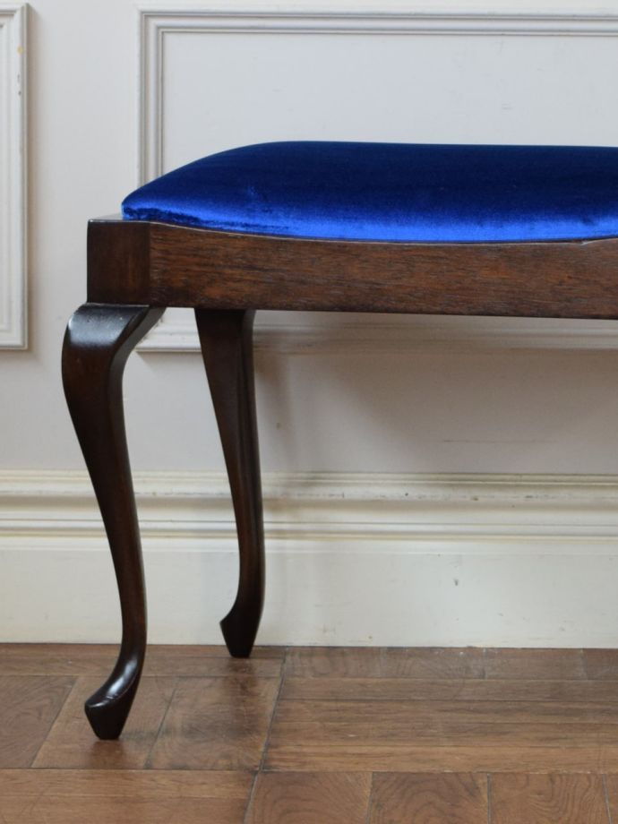 アンティークの椅子らしい美しい装飾