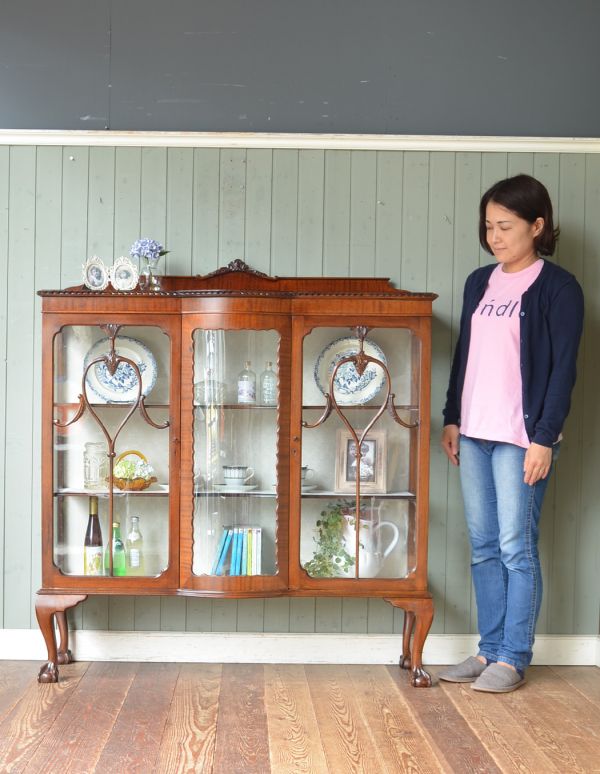アンティークのキャビネット　アンティーク家具　英国らしいアンティークの家具、たっぷり入るガラスキャビネット（ショーケース）。ショーケースのように、お気に入りの雑貨や食器を並べてみましょう。(q-495-f)