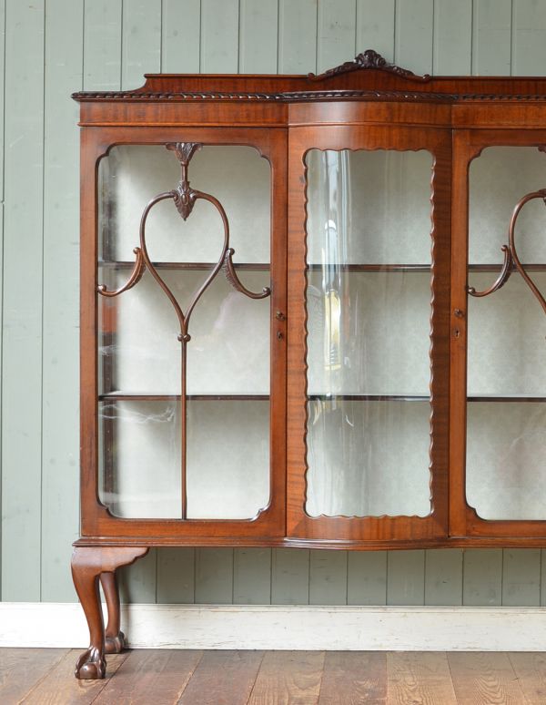 アンティークのキャビネット　アンティーク家具　英国らしいアンティークの家具、たっぷり入るガラスキャビネット（ショーケース）。アンティークのガラスがキレイにはめ込んであります。(q-495-f)