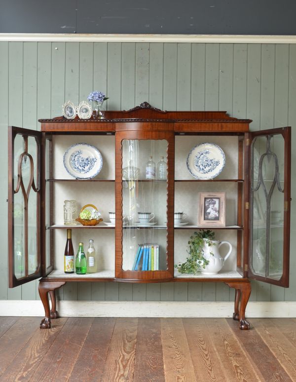 アンティークのキャビネット　アンティーク家具　英国らしいアンティークの家具、たっぷり入るガラスキャビネット（ショーケース）。３段あります。(q-495-f)