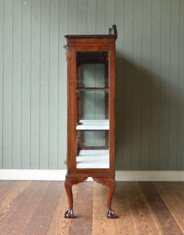 アンティークのキャビネット　アンティーク家具　英国らしいアンティークの家具、たっぷり入るガラスキャビネット（ショーケース）。サイドもガラスなので、どこから見ても美しいです！しっかり作られているので、安心してお使いいただけます。(q-495-f)