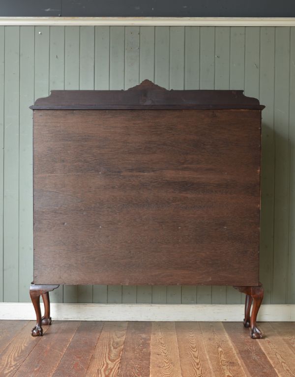 アンティークのキャビネット　アンティーク家具　英国らしいアンティークの家具、たっぷり入るガラスキャビネット（ショーケース）。キチンとメンテナンスしてあるので、裏側もキレイです。(q-495-f)