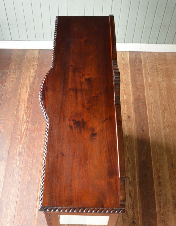 アンティークのキャビネット　アンティーク家具　英国らしいアンティークの家具、たっぷり入るガラスキャビネット（ショーケース）。天板も木目がとってもキレイです。(q-495-f)