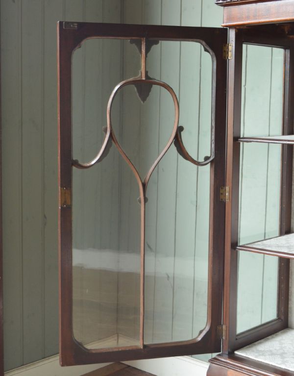 アンティークのキャビネット　アンティーク家具　英国らしいアンティークの家具、たっぷり入るガラスキャビネット（ショーケース）。ガラスもアンティークならでは。(q-495-f)