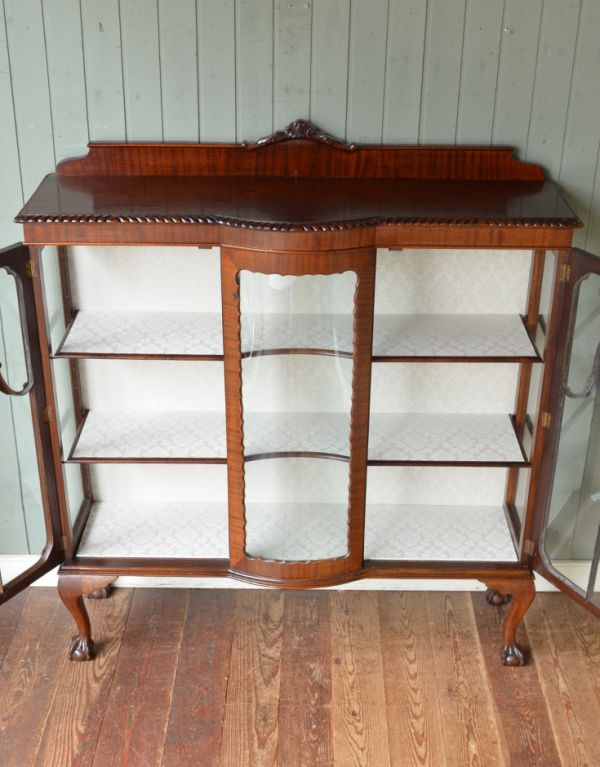 アンティークのキャビネット　アンティーク家具　英国らしいアンティークの家具、たっぷり入るガラスキャビネット（ショーケース）。扉はきちんとお直しをしているのでスムーズに開け閉めができ、出し入れもしやすく使いやすいです。(q-495-f)