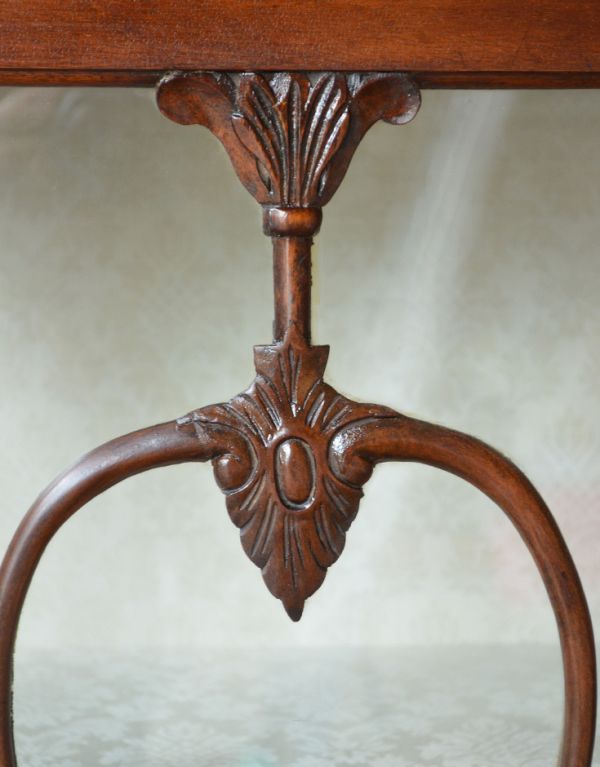 アンティークのキャビネット　アンティーク家具　英国らしいアンティークの家具、たっぷり入るガラスキャビネット（ショーケース）。繊細な彫が入った木製の装飾です。(q-495-f)