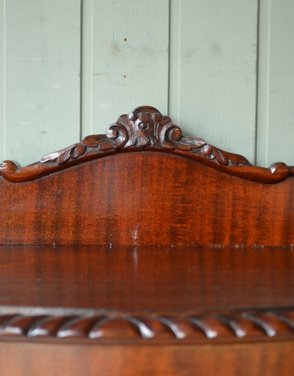 アンティークのキャビネット　アンティーク家具　英国らしいアンティークの家具、たっぷり入るガラスキャビネット（ショーケース）。トップにも美しい飾りがありますよ。(q-495-f)