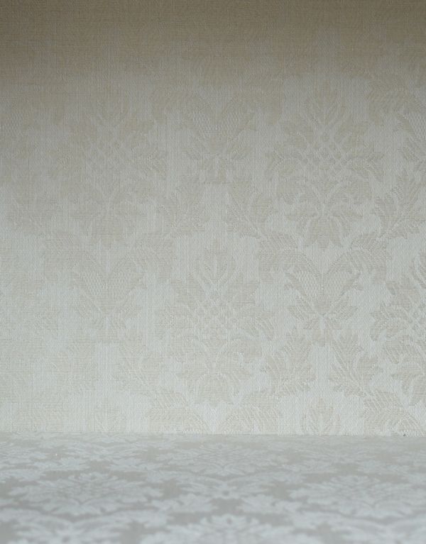 アンティークのキャビネット　アンティーク家具　英国らしいアンティークの家具、たっぷり入るガラスキャビネット（ショーケース）。柄物の食器やお気に入りのアイテムが引き立つような生地になっています。(q-495-f)