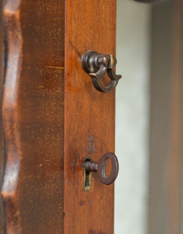 アンティークのキャビネット　アンティーク家具　英国らしいアンティークの家具、たっぷり入るガラスキャビネット（ショーケース）。鍵穴が付いています。(q-495-f)