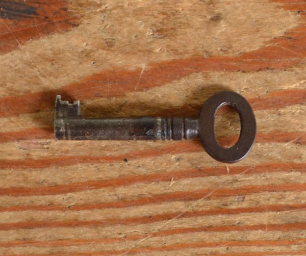 アンティークのキャビネット　アンティーク家具　英国らしいアンティークの家具、たっぷり入るガラスキャビネット（ショーケース）。アンティークの鍵をいっしょにお届けします。(q-495-f)