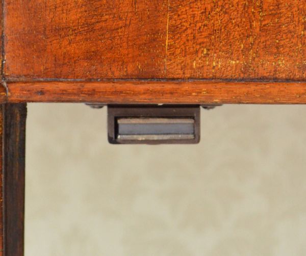 アンティークのキャビネット　アンティーク家具　英国らしいアンティークの家具、たっぷり入るガラスキャビネット（ショーケース）。扉にはマグネットが付いているので、開け閉めがスムーズです。(q-495-f)