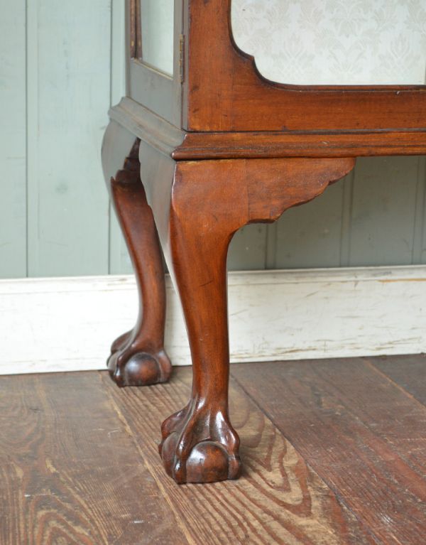 アンティークのキャビネット　アンティーク家具　英国らしいアンティークの家具、たっぷり入るガラスキャビネット（ショーケース）。美しい脚がしっかり支えてくれます。(q-495-f)