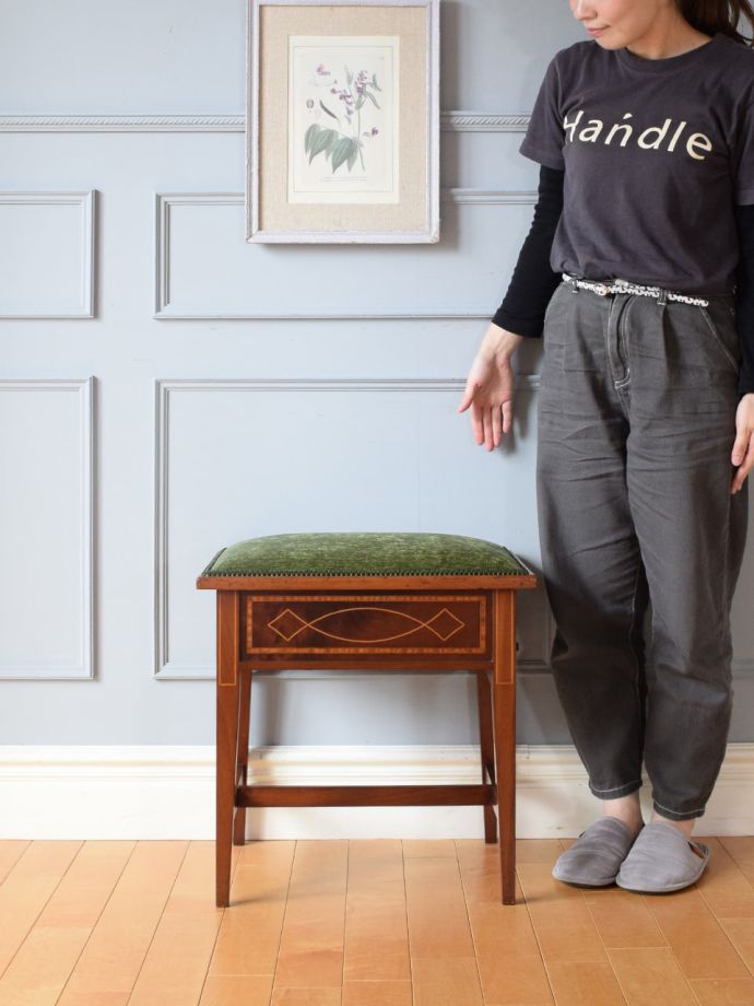 アンティークのピアノスツール