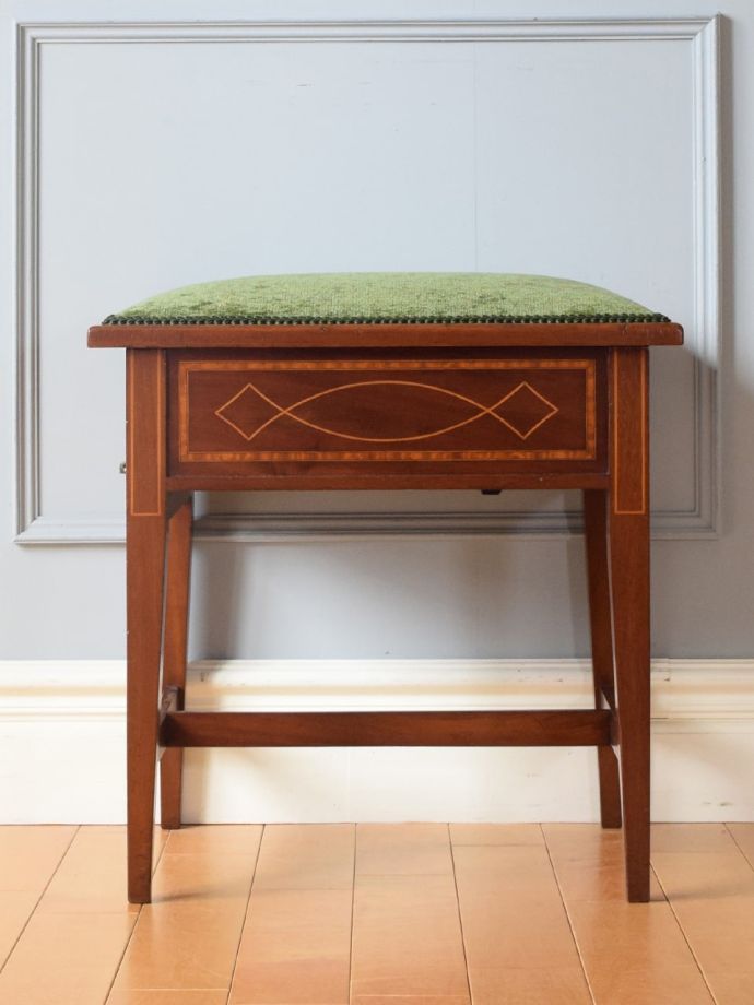 アンティークスツールの後ろ姿