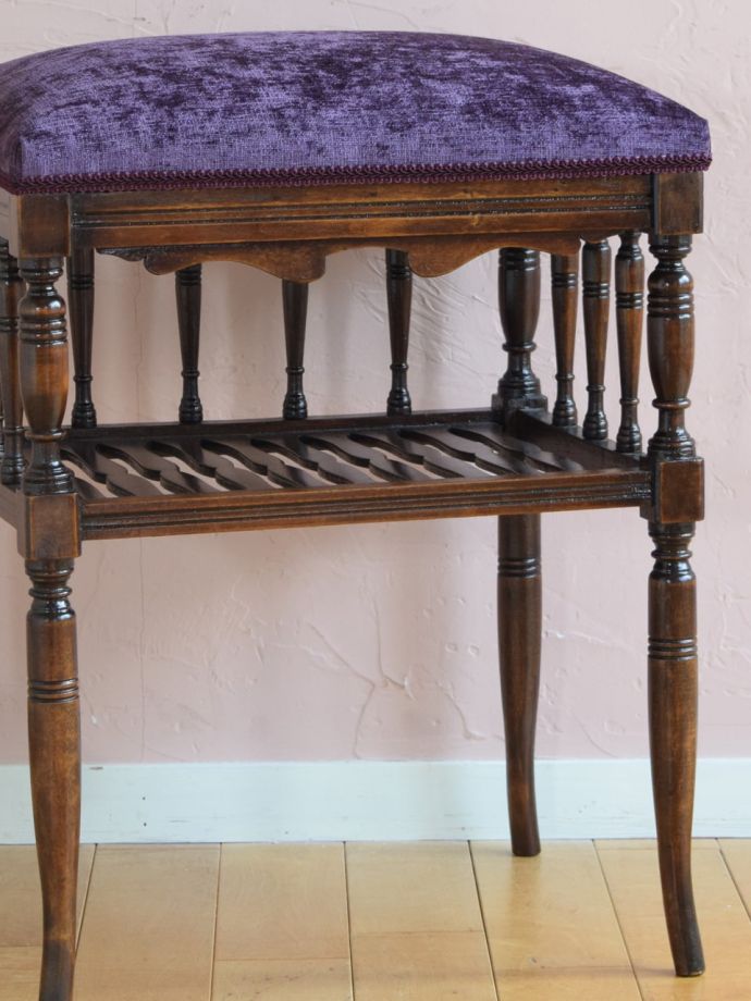 アンティークの椅子らしい美しい装飾