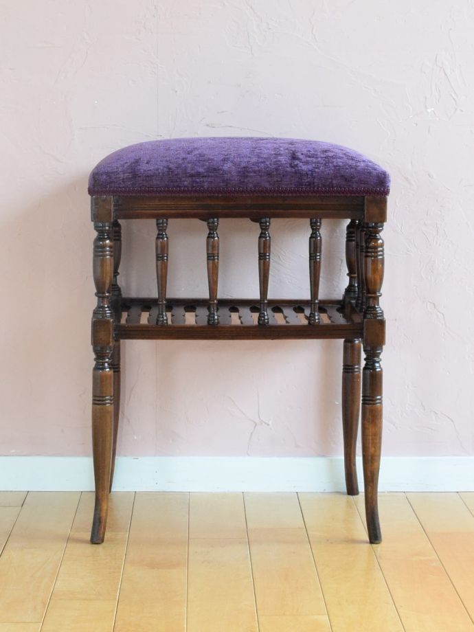 アンティークスツールの後ろ姿